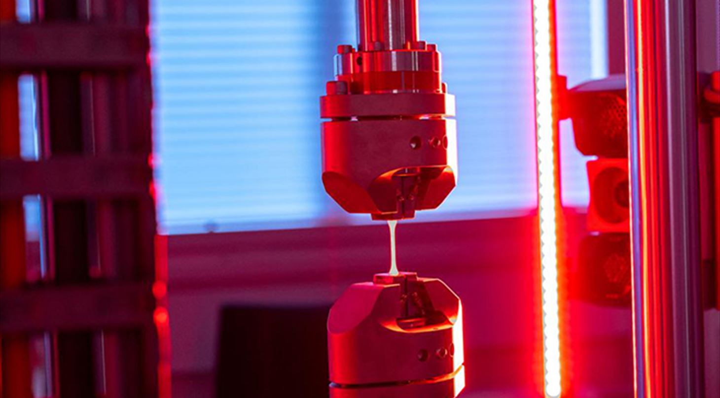 Billedet viser en DIC - Digital Image Corelation - apparat. Billedet er brugt i Plast og Emballages Medlemsinformation nr. 1-26